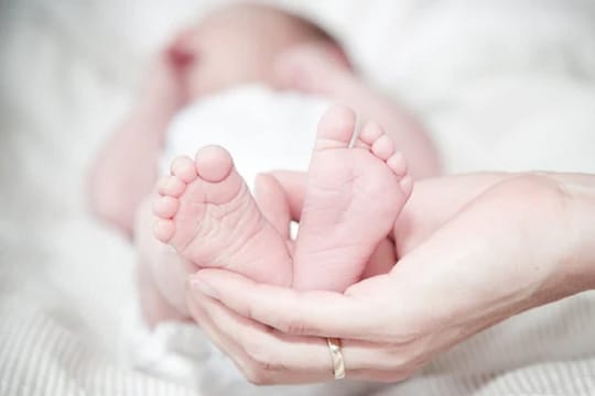 स्‍वास्‍थ्‍य विशेषज्ञों का कहना है कि कोरोना की दूसरी लहर में प्री मैच्‍योर बेबी या नवजातों में भी कोरोना पाया गया है. (सांकेतिक तस्वीर)