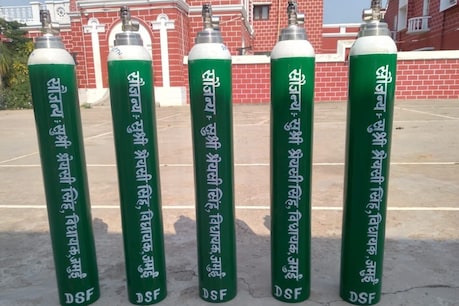 जमुई में बीजेपी विधायक श्रेयसी सिंह ने सदर अस्पताल को पांच जंबो सिलेंडर दिये हैं.