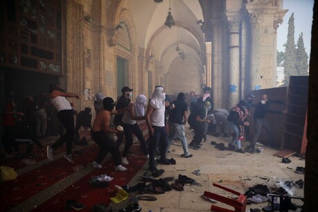 The Israeli police of the Palestinians are having an encounter.