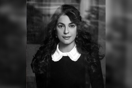 जूही चावला (Juhi Chawla) ने पिछले कई सालों से मोबाइल फोन की 5जी तकनीक को लेकर चिंता जता रही हैं. फोटो साभार: @Juhichawla