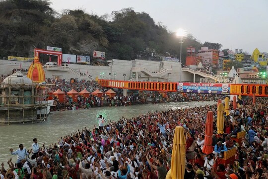 सख्त दिशा-निर्देशों और नियमों को लागू कराने के सरकार और संतों के प्रयासों का नतीजा यह हुआ कि मेले में सामान्य उपस्थिति का अंश ही पहुंचा. (फोटो: News18 English)