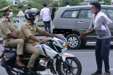 लखनऊ पुलिस का अमानवीय चेहरा सामने आया, सीएम के संज्ञान लेने पर फल विक्रेता को तराजू देने पहुंचे और तोहफे भी दिये. (तस्वीर- सोशल मीडिया)