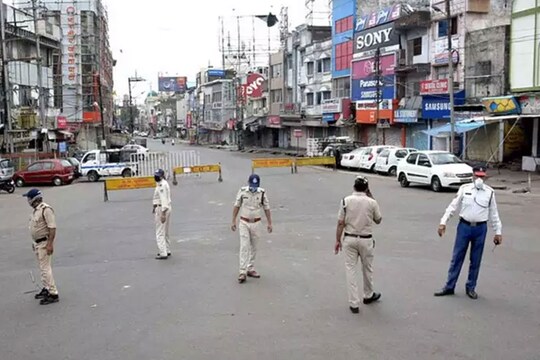 कोरोन के मामलों के कम होने के बावजूद स्‍वास्‍थ्‍य विशेषज्ञ अनलॉक नहीं चाहते. 