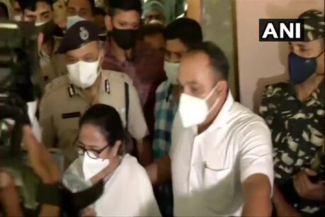 ममता बनर्जी सीबीआई दफ्तर से बाहर निकल चुकी हैं. (फाइल फोटो-ANI)