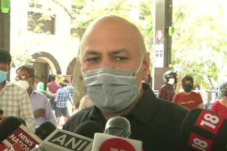वेस्ट विनोद नगर वैक्सीनेशन सेंटर पर पहुंचे डिप्टी सीएम मनीष सिसोदिया.