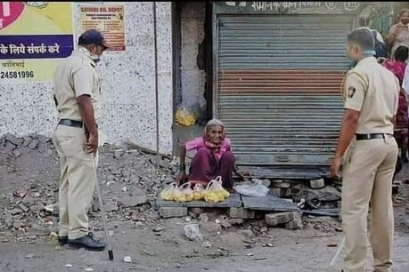 पुलिसकर्मियों ने मिलाकर महिला को 500 रुपये दिए.(फोटो: Twitter/@Reza_Ali20)