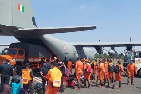 पटना के जयप्रकाश नारायण हवाईअड्डे पर एयरफोर्स के स्पेशल विमान से पश्चिम बंगाल जाने की तैयारी करते NDRF के लोग.