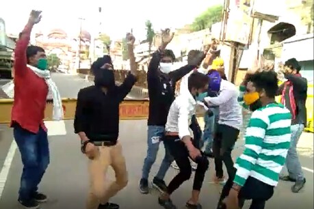 जब मध्य प्रदेश में पुलिवालों ने बारातियों को दी डांस करने की सजा
