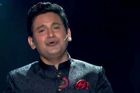 इंडियन आइडल के जज बने नजर आ रहे हैं मनोज मुंतशिर. (@manojmuntashir/Twitter)