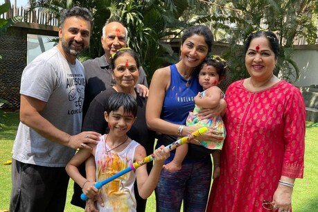 शिल्पा अपने पति, बच्चों, सास-ससुर और मां के साथ. (Photo- @theshilpashetty/Instagram)