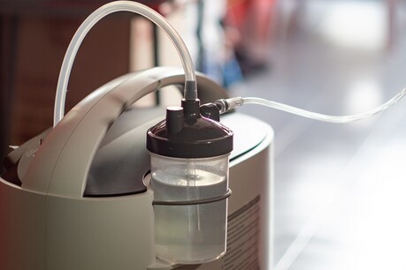 ऑक्सीजन कंसंट्रेटर (Oxygen concentrator) खरीदने से पहले कई बातों का ख्याल रखना बहुत जरूरी है. (प्रतीकात्मक तस्वीर: shutterstock)