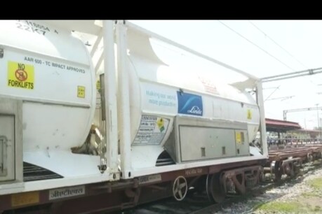गोरखपुर में ऑक्सीजन एक्सप्रेस बंगाल के दुर्गापुर से 40 MT मेडिकल ऑक्सीजन लेकर पहुंची है.
