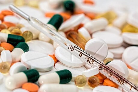 दवा कंपनियों (Pharmaceutical companies) ने इस प्रस्ताव का विरोध जताते हुए कहा है इससे नकली वैक्सीन को बढ़ावा मिलेगा. (प्रतीकात्मक तस्वीर: shutterstock)
