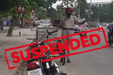 वीडियो के वायरल होने के बाद पंजाब पुलिस ने हेड कांस्टेबल को सस्पेंड कर दिया है. फाइल फोटो