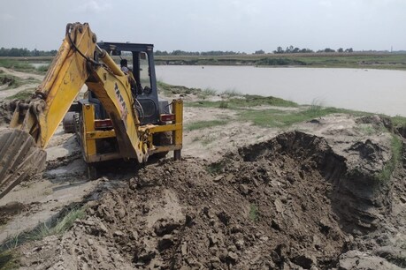 कोविड पेशेंट के शव को जेसीबी मशीन में रखकर ले जाने की तस्वीरें वायरल हो रही हैं
