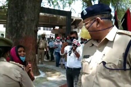 रायबरेली में महिला हाथ जोड़कर याचना करती रही और सीओ रौब गांठते रहे.