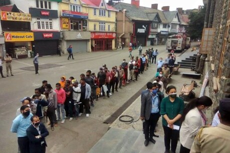 शिमला में मॉल रोड के पास उमड़ी भीड़.