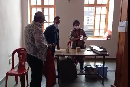 हिमाचल प्रदेश में 17 मई से मेगा वैक्सीनेशन अभियान शुरू हो रहा है. उसकी तैयारी कर ली गई है.