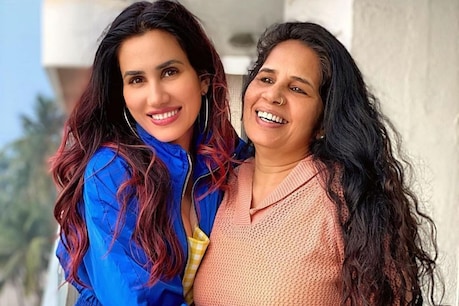 Sonali Sehgal has said that her mother is still a hard worker and a super mom. (Photo Credit @ sonnalliseygall / Instagram)