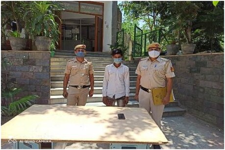 पुलिस टीम ने इलाके में गश्त के दौरान मोबाइल छीन कर भाग रहे एक आरोपी को अरेस्ट किया है.