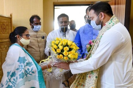 ममता बनर्जी से बीते मार्च में तेजस्वी यादव की मुलाकात की तस्वीर (फाइल फोटो)