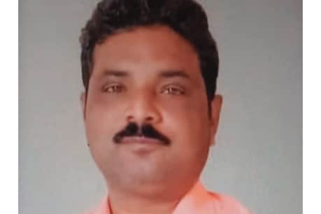 उत्तर प्रदेश के महोबा जिले में एक शिक्षक का अश्लील वीडियो सोशल मीडिया पर वायरल हो रहा है.