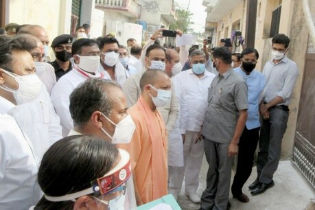 ...जब सहारनपुर में अचानक कंटेनमेंट जोन पहुंचे सीएम योगी
