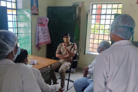 कोरोना काल में यूपी का ये IPS अधिकारी बना मिसाल