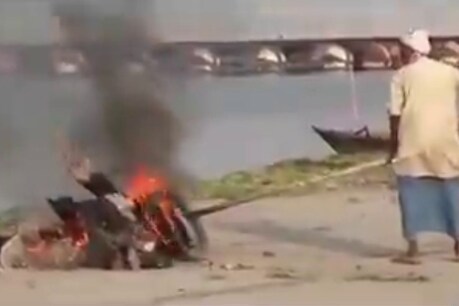टायर के सहारे जलाया जा रहा लावारिस शव
