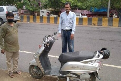 कोरोना संक्रमण से बचाव के लिए इस शख्स ने स्कूटी में किया बड़ा बदलाव