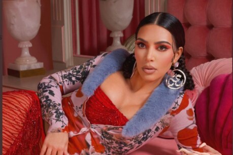 किम कार्दशियन ओम डिजाइन वाली ईयरिंग पहन निशाने पर आईं. (Photo Credits : Kim Kardashian West/Twitter)