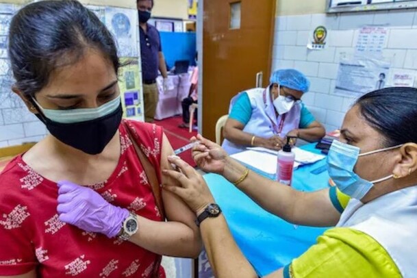 तेज होगा कोविड वैक्सीनेशन, सरकार ने खत्म किया टीके के लोकल ट्रायल का नियम