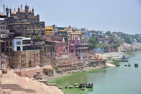 गंगा नदी का पानी का रंग हरा हो जाने से वाराणसी के लोगों में तरह-तरह की चर्चा है