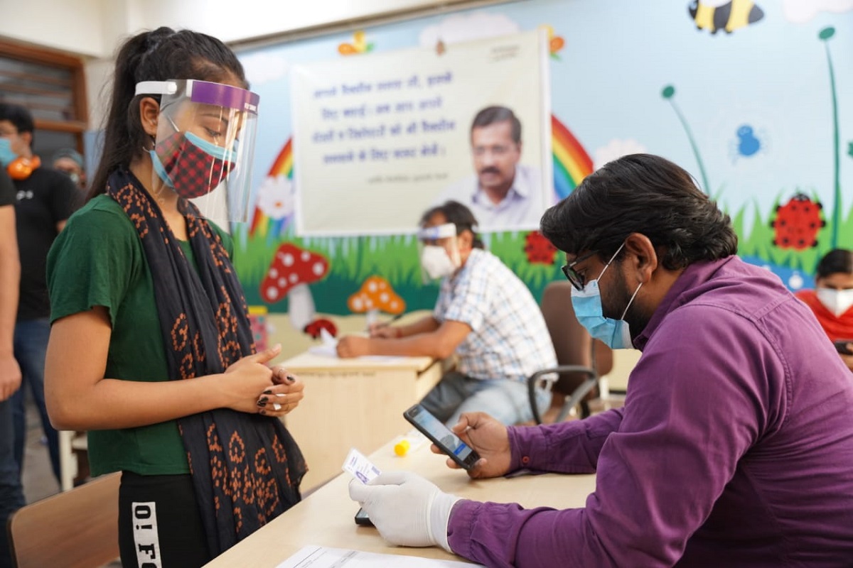 दिल्ली में लगातार वैक्सीन की कमी बनी हुई है. गुरुवार को 18 प्लस और 44 प्लस उम्र के लोगों के लिए वैक्सीन का स्टॉक खत्म हो गया. (File Photo)