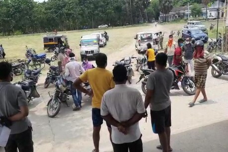 छपरा में हुई लूट की घटना के बाद जमा भीड़
