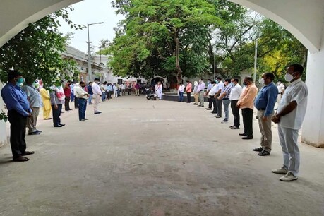 छपरा में कर्मचारी की मौत के बाद शोक सभा में उपस्थित लोग
