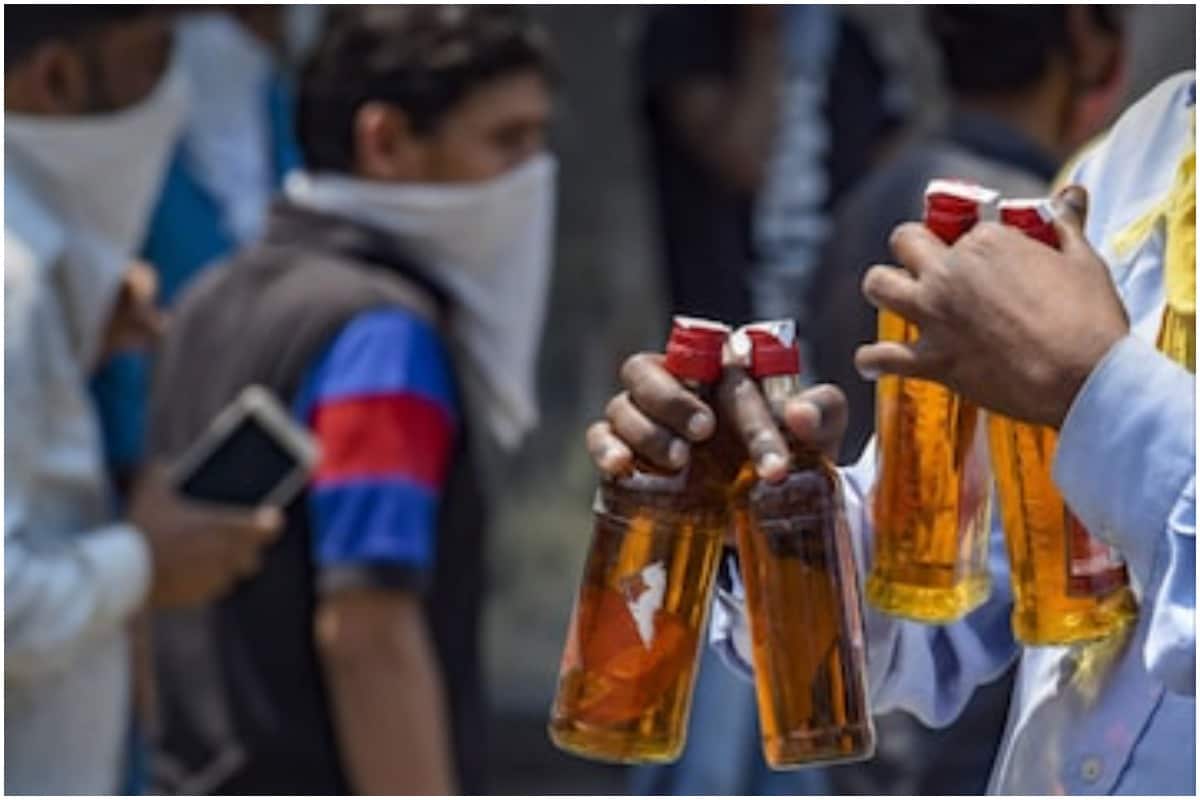 Aligarh: जहरीली शराब पीने से अब तक 25 लोगों की मौत, 50 हजार के इनामी समेत 11 गिरफ्तार, सांसद के दावे से मचा हड़कंप
