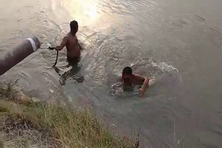 बच्चों की तलाश करते गोताखोर