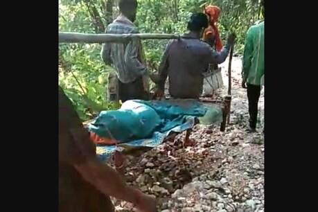 झारखंड के एक गांव की तस्वीर, जहां के लोग इस तरह चारपाई पर मरीज़ों को लादकर 5 किलोमीटर दूर अस्पताल ले जाने पर मजबूर हैं.