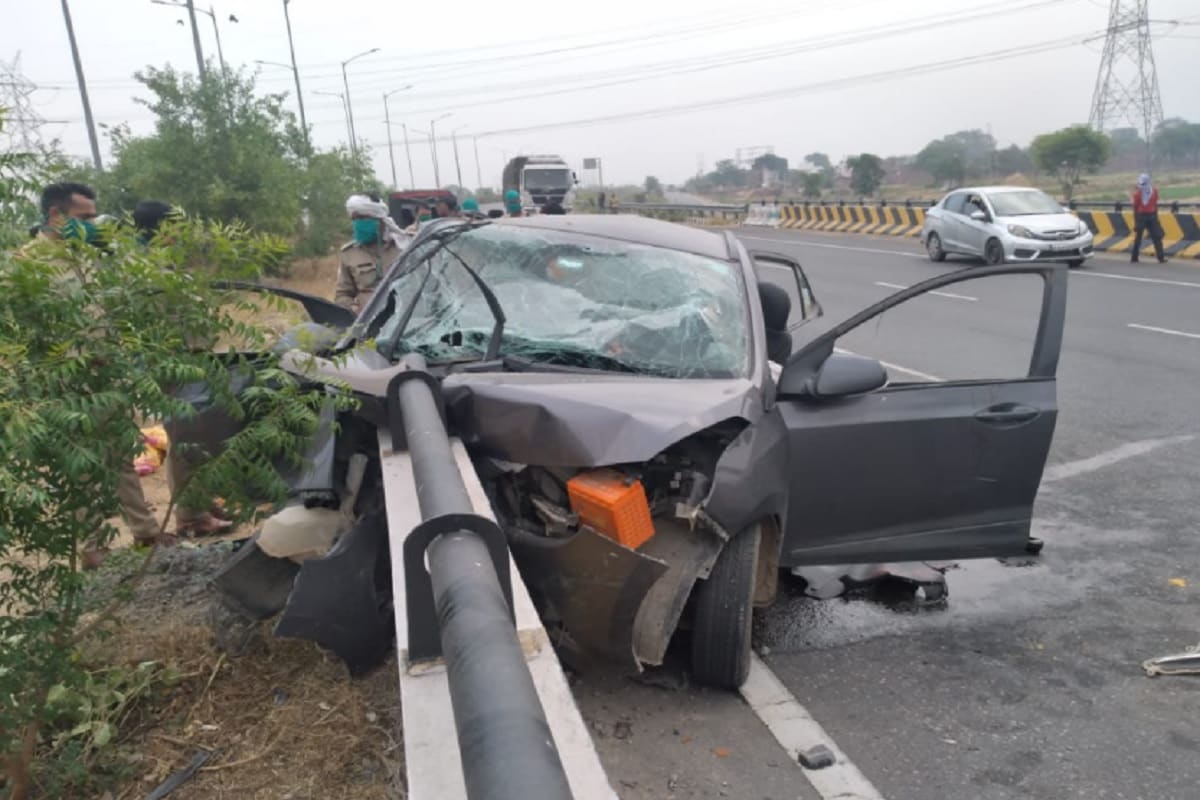 आगरा: बेकाबू कार डिवाइडर से टकराई, दो महिलाओं समेत 3 की मौत