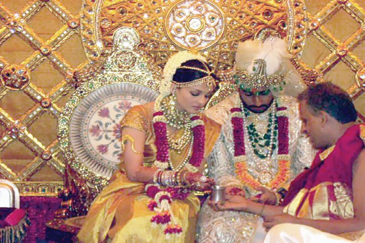 Akshaya Tritiya Is Aboojh Muhurt Aishwarya Rai-Abhishek Bachchan Tie Knot On This Auspicious Day: बॉलीवुड एक्ट्रेस ऐश्वर्या राय ने अभिषेक बच्चन से अक्षय तृतीया के दिन ही शादी की थी. इस स्टार कपल की शादी 20 अप्रैल 2007 को पारम्पतिक रीति-रिवाज के साथ हुई थी. अक्षय तृतीया को शादी का अबूझ मुहूर्त माना जाता है. ऐसे में अक्षय तृतीया के दिन बहुत सी शादियां भी होती हैं. पौराणिक मान्यताओं के अनुसार, अक्षय तृतीया के दिन जो जोड़े शादी के बंधन में बंधते हैं उनका बंधन अटूट माना जाता है. अक्षय तृतीया का अर्थ है कभी न खत्म होने वाला. (साभार@BombayTimes)