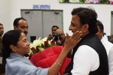 सपा प्रमुख अखिलेश यादव ने ममता बनर्जी को ट्वीट करते हुए ये तस्वीर साझा की है.