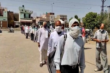 अलवर के बहरोड़ कस्बे में ये लाइन कोरोना वैक्सीनेशन के लिये नहीं बल्कि शराब लेने के लिये लगी है.