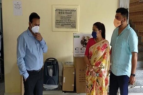 डॉक्टर अंतुल तेवतिया अपने क्षेत्र में कोरोना किट आदि निशुल्क बांट चुकी हैं.