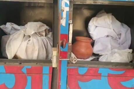विसर्जन को भैरोघाट अस्थि बैंक में अपनों बाठ जोह रहीं अस्थियां