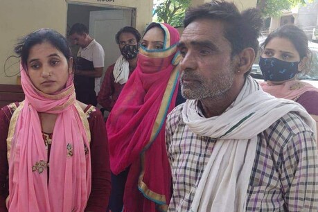 लुटेरे बाबा के खिलाफ रिपोर्ट दर्ज कराने थाने पहुंचा पीड़ित परिवार.