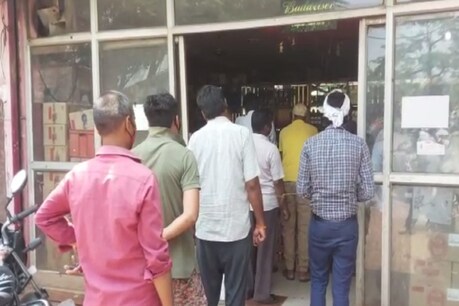 बाराबंकी में शराब की दुकान खुलते ही लोगों की भीड़ उमड़ पड़ी