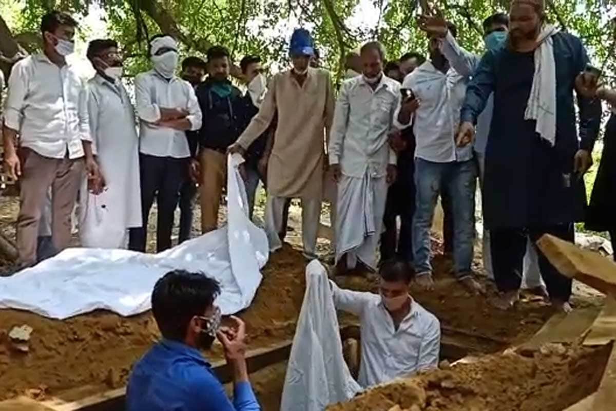 Bareilly News: वायरल वीडियो के आधार पर पुलिस ने महिला का शव कब्र से निकाला, बेटे ने पिता, भाई और भाई पर लगाए ये आरोप