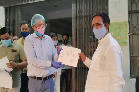 भदोही में निर्वाचन अधिकारी के हाथ से प्रमाण-पत्र प्राप्त करता जिला पंचायत सदस्य.