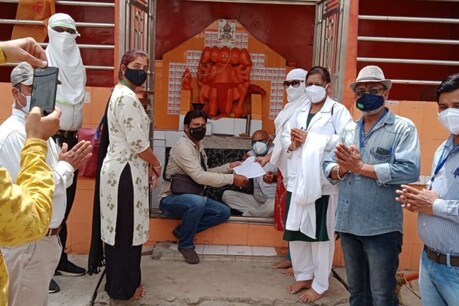 मध्य प्रदेश में संविदा कर्मचारियों ने भगवान को ज्ञापन सौंपा.